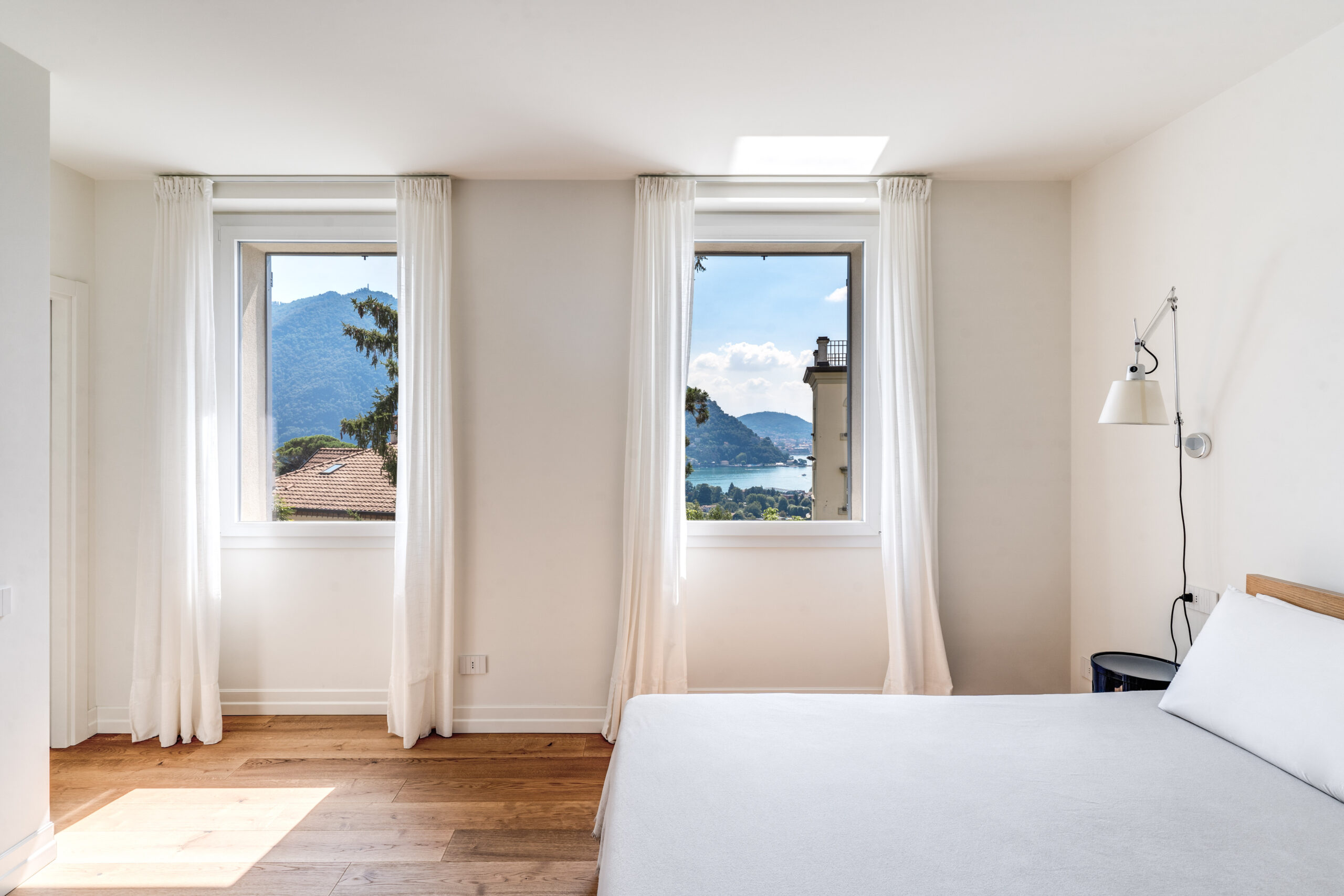 finestre camera da letto villa Cernobbio con infissi Oknoplast